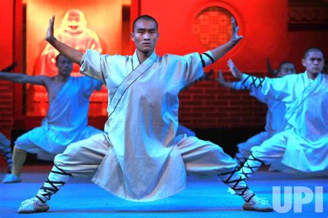 Photo Chinese Monks Display Their Kong Fu Skills At The Shaolin Temple