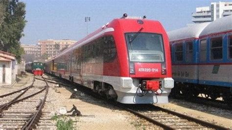 Bari Principio Dincendio Su Un Treno Passeggeri Evacuati