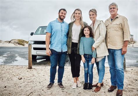 Abuelos Madre Y Padre Con Hijos En Viaje De Ida Y Vuelta Y Feliz Tener