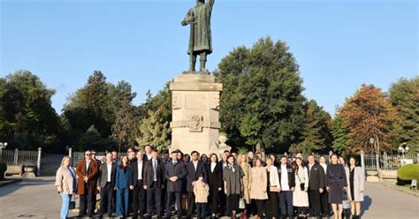 Conducerea Prim Riei A Depus Flori La Monumentul Lui Tefan Cel Mare