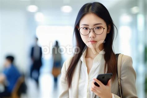 真剣な表情でスマホを見る女性会社員 No 26663879｜写真素材なら「写真ac」無料（フリー）ダウンロードok