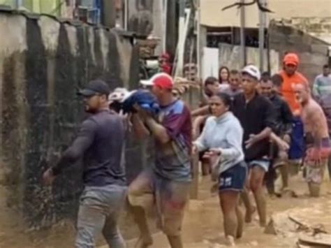 VÍDEO Pessoas fazem corrente humana para salvar bebês no litoral de SP