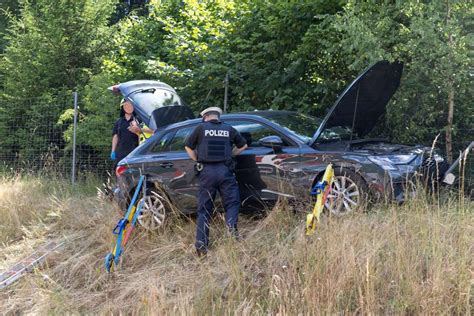 Zubringer Zur A Auto Landet Am Wildschutzzaun Suhl Zella Mehlis