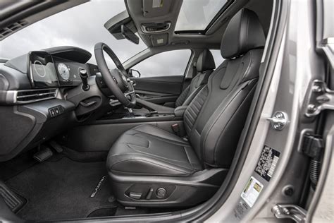 2025 Hyundai Elantra: 180 Interior Photos | U.S. News