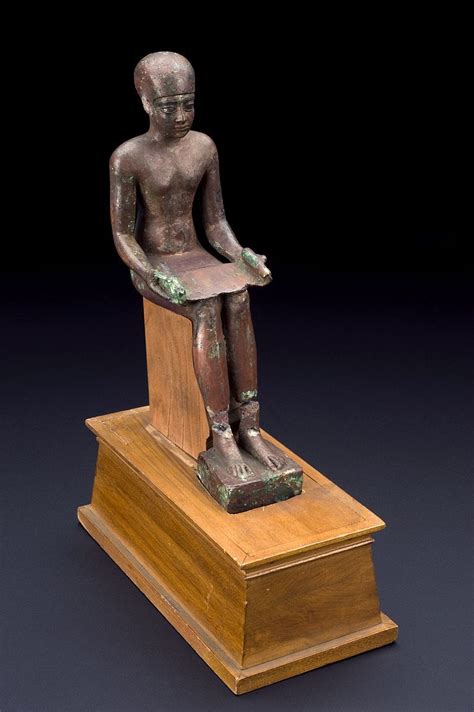 Estatua de IMHOTEP esculpida en cobre durante el Período Tardío