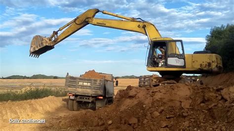 Wow Trucks Excavator 29 Dirt Loading Into Dump Trucks With Komatsu