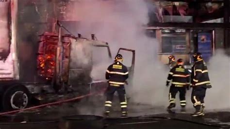 Tráiler Choca Contra El Metrobús De La Cdmx Fuerte Incendio Moviliza A Las Autoridades Videos