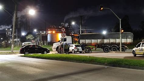 semáforo em alerta caminhão e carro batem na Grande Curitiba