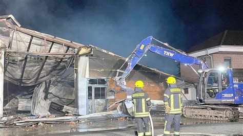 Millionenschaden bei Brand Großaufgebot löscht Lagerhallen Feuer in