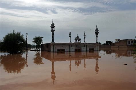 Überschwemmungen Zahl der Toten in Pakistan steigt auf mehr als 800