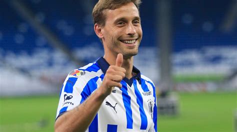 Video Sergio Canales realiza su novatada en Rayados al estilo de Rosalía