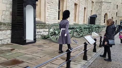 Guardas Da Rainha Guardando Joias Reais Na Tower Of London Londres