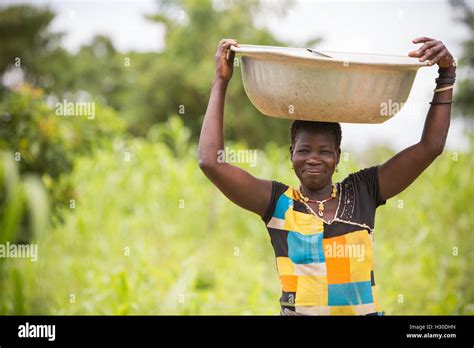 Woman carrying water jug on head Banque de photographies et dimages à