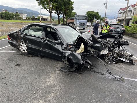 賓士自撞路樹引擎噴飛車成廢鐵 駕駛酒測049被依公共危險罪送辦 蕃新聞