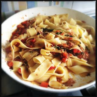 La Cucina Alchemica Di Yaya Pappardelle Con Tonno Olive E Pomodori