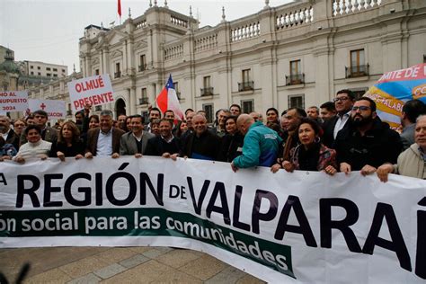 Gobernador Y Alcaldes De La Regi N De Valpara So Protestan En La Moneda