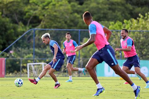 Sem Marcos Victor Renato Paiva comanda treino tático e realiza testes