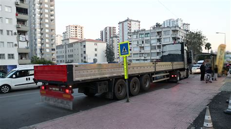 Adana da korkunç kaza Devrilerek tırın altında kalan motosiklet