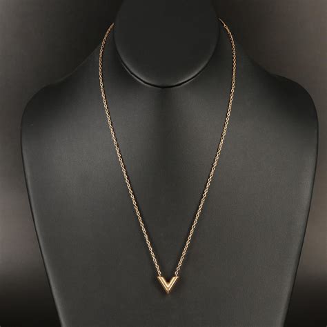 Louis Vuitton Essential V Necklace Ebth