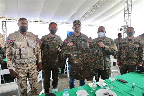 Abinader Vestido Con Chaqueta Y Gorra Militar Almuerza Con Miembros Del Ejército Nacional Z