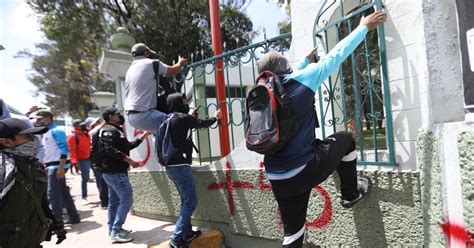 Familiares y compañeros de los 43 de Ayotzinapa protestan frente al