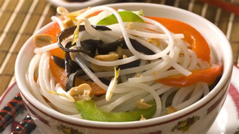 Salade de nouilles aux légumes et champignons noirs découvrez les