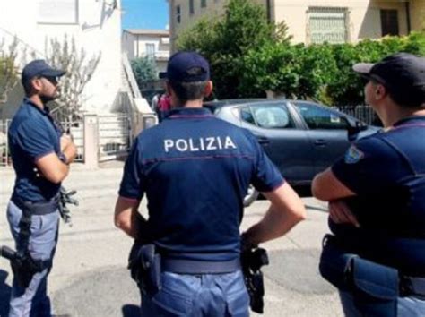 Femminicidio In Casa A Rimini Uccide La Moglie Davanti Al Figlio Di