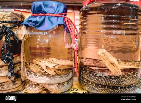 Bottle alcohol snake Fotos und Bildmaterial in hoher Auflösung Alamy