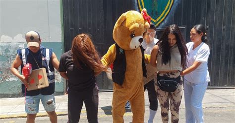 Per Polic A Se Disfraza De Oso Y Captura A Traficantes En Lima