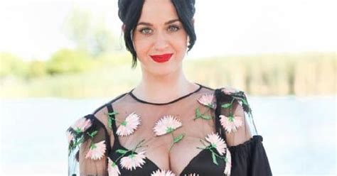 Katy Perry ultra décolletée à Coachella aux côtés de Zoe Kravitz et