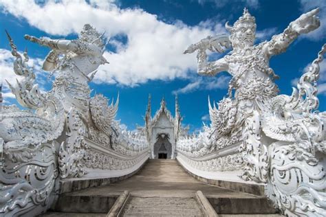 Foto Wat Rong Khun Thajský bílý chrám který vás zavede do nebe i do