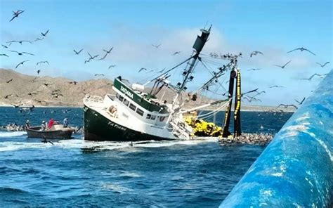 Barco sardinero se hunde frente a Bahía Magdalena El Sudcaliforniano