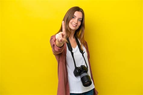 Mulher Caucasiana Jovem Fot Grafa Isolada Em Fundo Amarelo Mostrando E