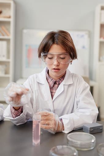 화학 실험실에서 실험 귀여운 소녀 아이에 대한 스톡 사진 및 기타 이미지 아이 과학 소녀 Istock