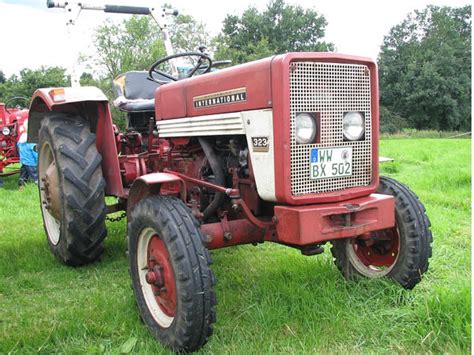 Fahrzeugseiten De Traktoren IHC McCormick International 323