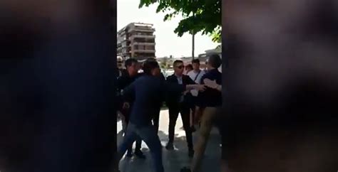 Giuseppe Conte Aggredito Da Un No Vax In Piazza CLICCA PER IL VIDEO