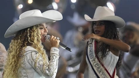 Beyoncé Danst Samen Met Dochter Blue Ivy Bij Beyoncé Bowl In Houston