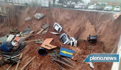 Após chuva cratera abre e engole carros em Brasília Brasil Pleno News