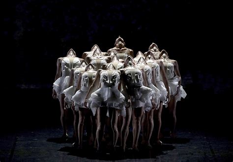 Le Lac Des Cygnes Revisite Moderne Du Ballet Mythique Elle