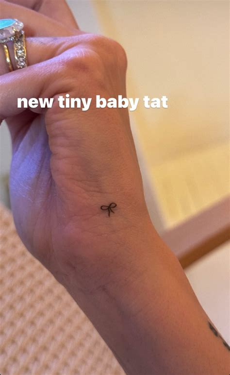 Hailey Bieber I A F Cut Cel Mai Dr Gu Tatuaj De M N Din Toate