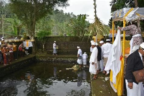 Mohon Keselamatan Pemkab Karangasem Sembahyang Di Petirtan Toya Sah