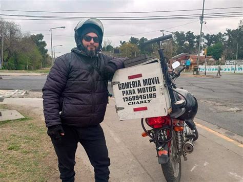 Quedó desempleado y creó su propio negocio una gomería móvil para