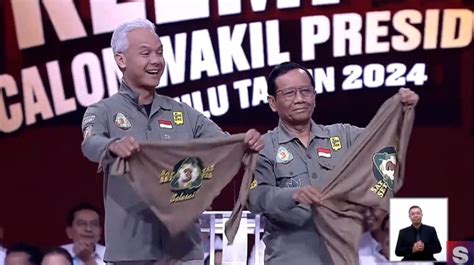 Debat Capres Keempat Ganjar Mahfud Pakai Baju Ala Pecinta Alam