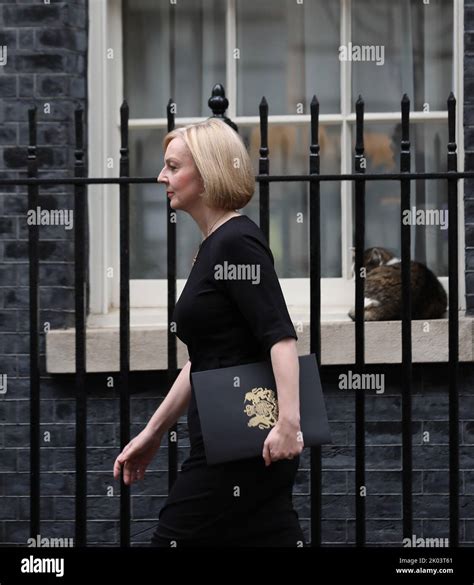 Le Premier Ministre Britannique Liz Truss Quitte La Rue Downing No