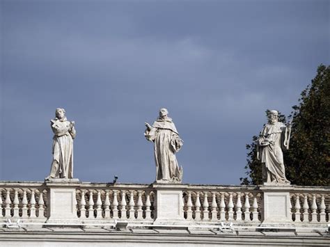 Basílica de san pedro roma detalle de la estatua en el techo de las