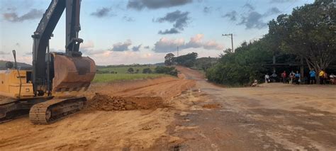 Pavimenta O De Mais Uma Estrada Que Liga Rodovia Do Sol Br Sul E