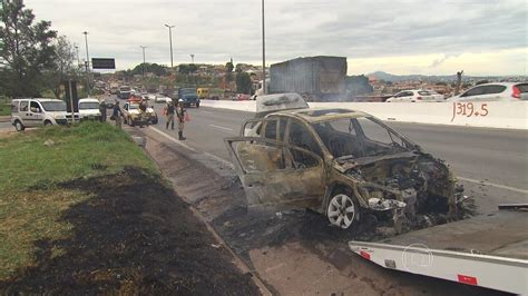 Carro pega fogo no Anel Rodoviário de Belo Horizonte Bom Dia Minas G1