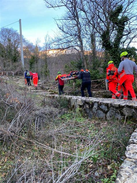 Scivola Sul Sentiero Di Montagna E Perde I Sensi Salvato Da Soccorso