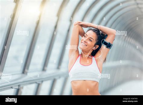 Stretching Woman Fitness Runner Hi Res Stock Photography And Images Alamy