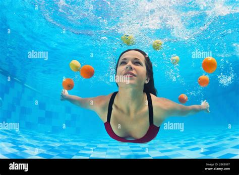 Woman In Bikini Under Swimming Pool Activity Fotos Und Bildmaterial